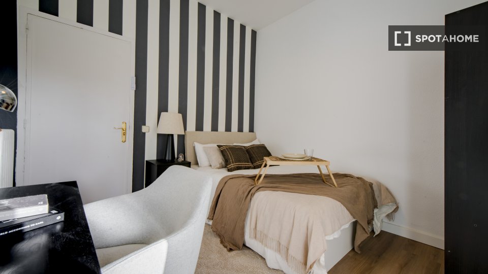 Double room Madrid, 8 beds, 150m² — photo 9