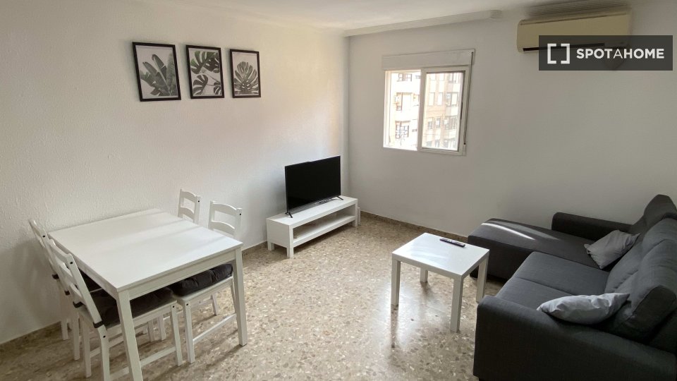 Double room Valencia, 3 beds, 80m² — photo 9