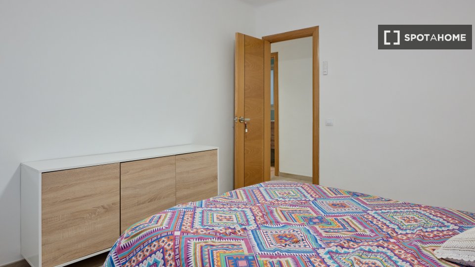Double room Valencia, 1 bed, 90m² — photo 2