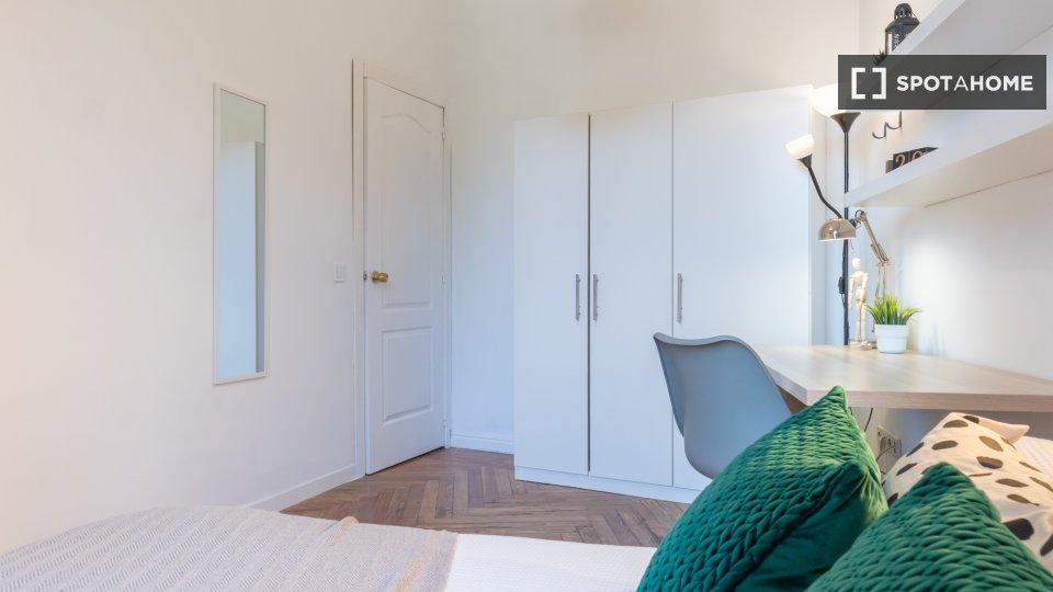 Double room Madrid, 7 beds, 160m² — photo 28