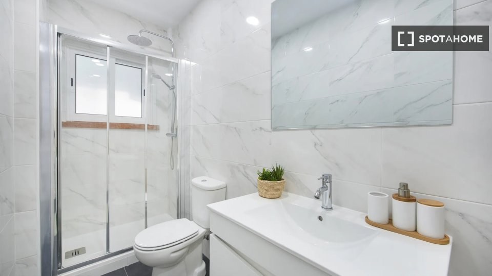 Double room Lisbon, 4 beds — photo 18