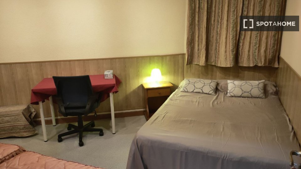Double room Madrid, 2 beds — photo 8