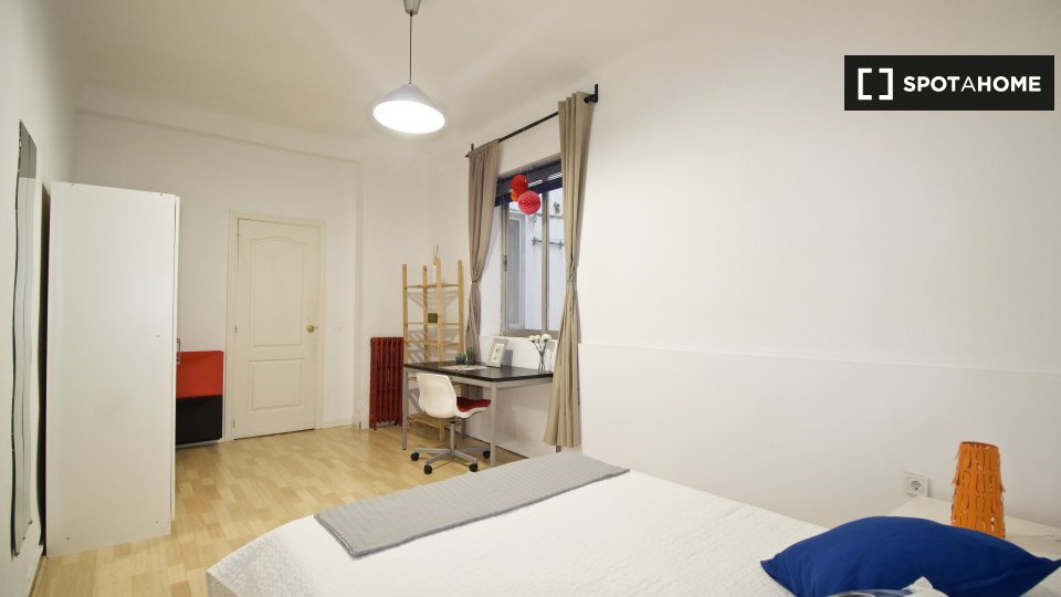 Double room Madrid, 7 beds, 160m² — photo 3