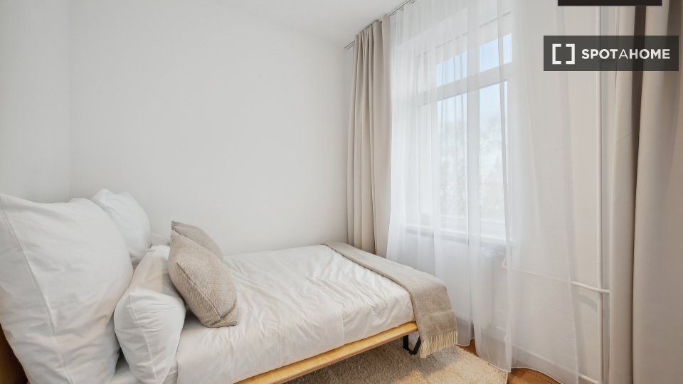 Double room Berlin, 3 beds, 73m² — photo 1