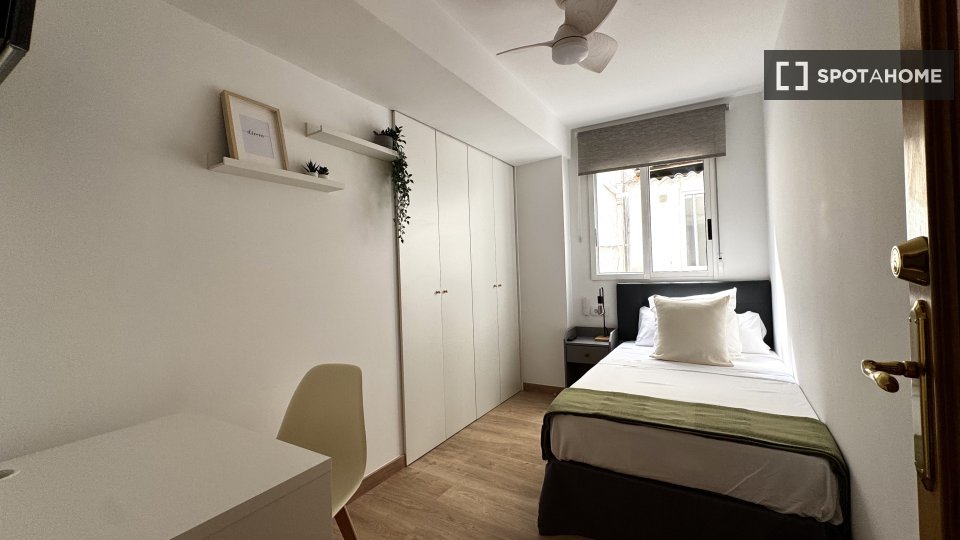 Double room Valencia, 5 beds, 135m² — photo 17