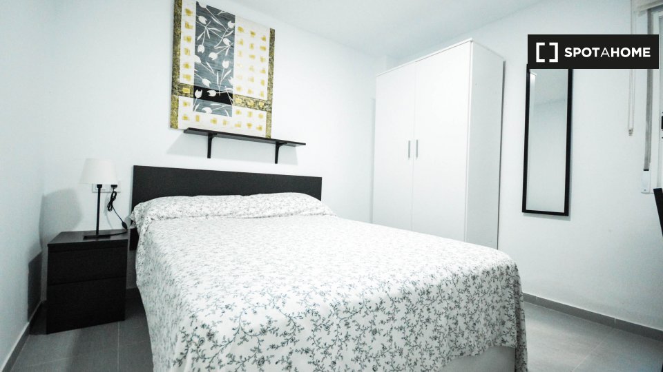 Room for rent in 4-bedroom apartment in Valencia - in Valencia