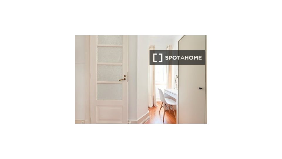 Double room Lisbon, 5 beds — photo 10