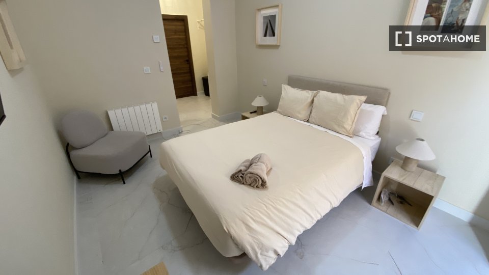 Double room Madrid, 3 beds — photo 11