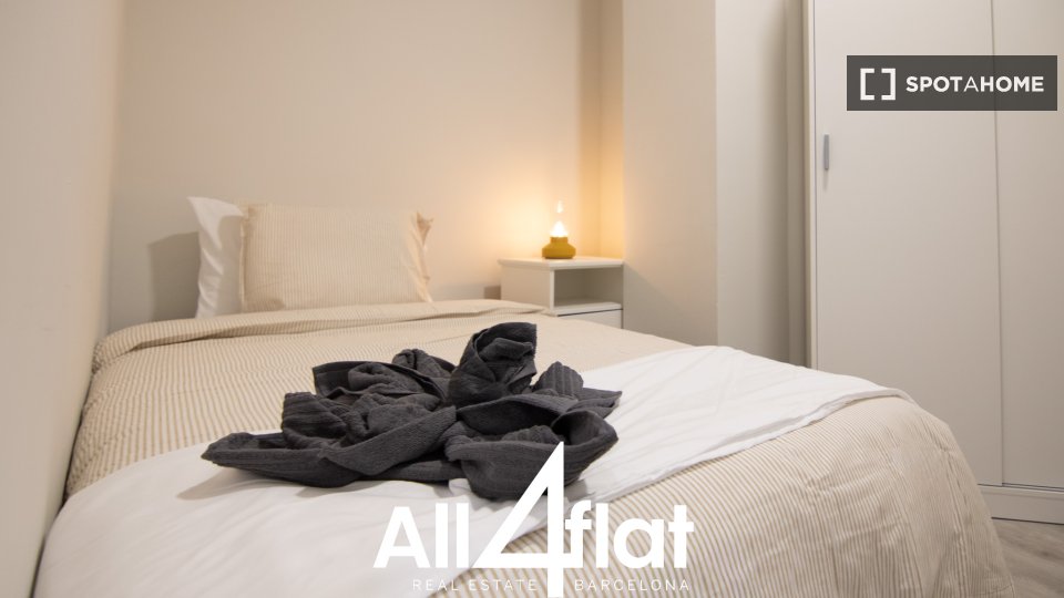 Apartment Barcelona, 4 beds, 73m² — photo 1