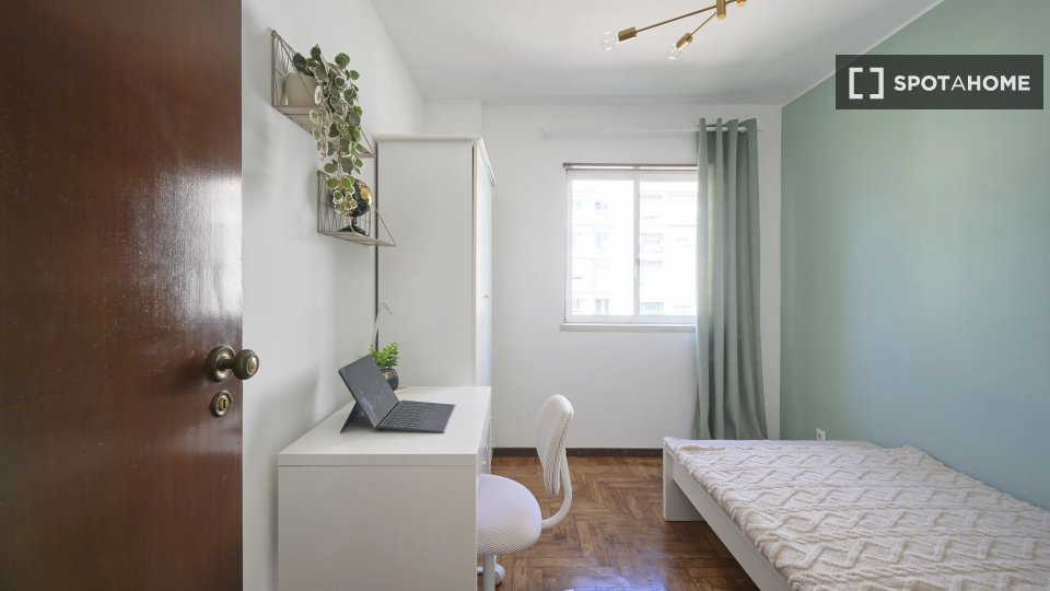 Double room Lisbon, 5 beds — photo 1
