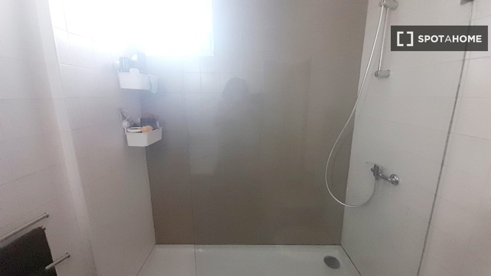 Double room Lisbon, 3 beds — photo 5