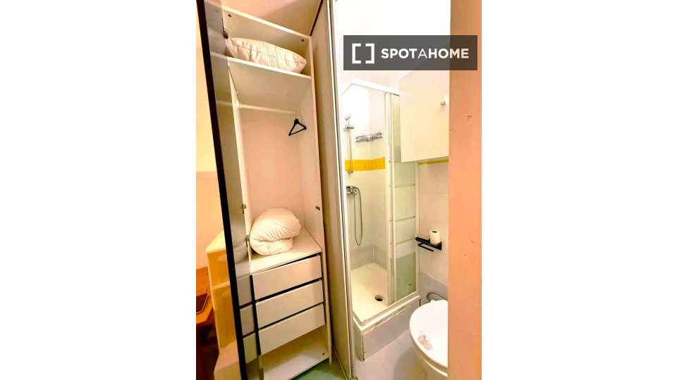 Double room Paris, 3 beds, 14m² — photo 11