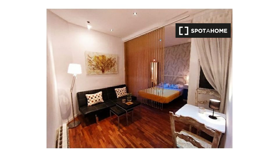 Room in apartment with 4 bedrooms in Spandau, Berlin - in Madrid