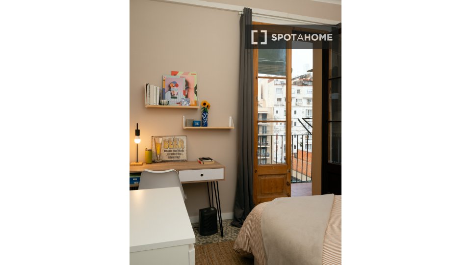 Double room Barcelona, 3 beds, 110m² — photo 12