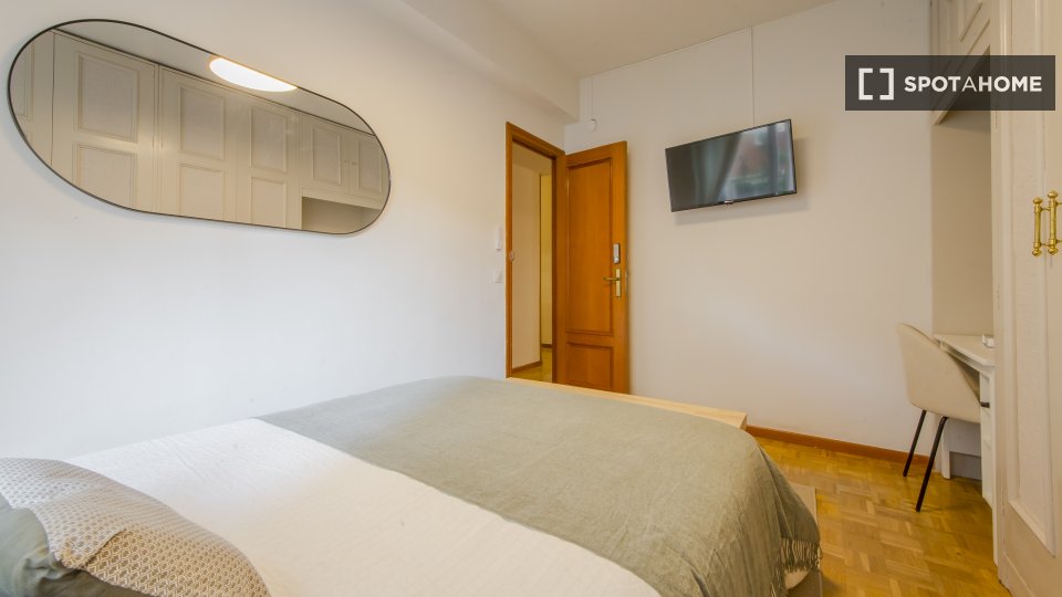 Double room Madrid, 5 beds, 125m² — photo 1
