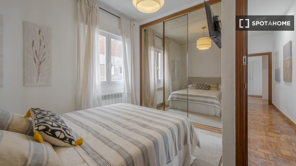 Double room Madrid, 6 beds, 125m² — photo 6