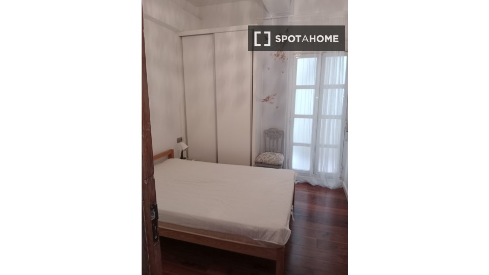 Double room Valencia, 3 beds, 135m² — photo 5