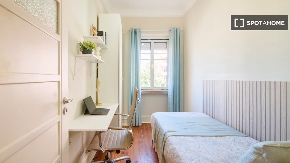 Double room Lisbon, 6 beds — photo 40