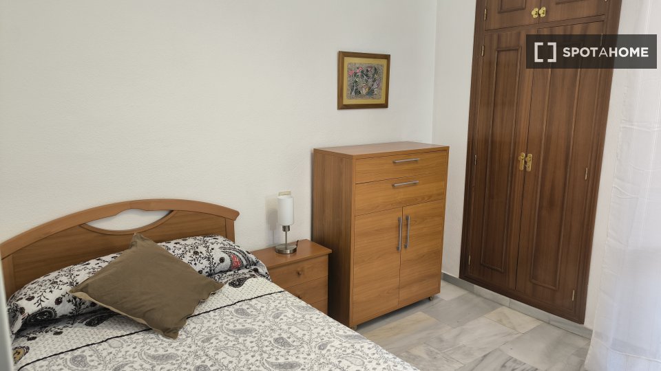 Double room Granada, 3 beds — photo 37