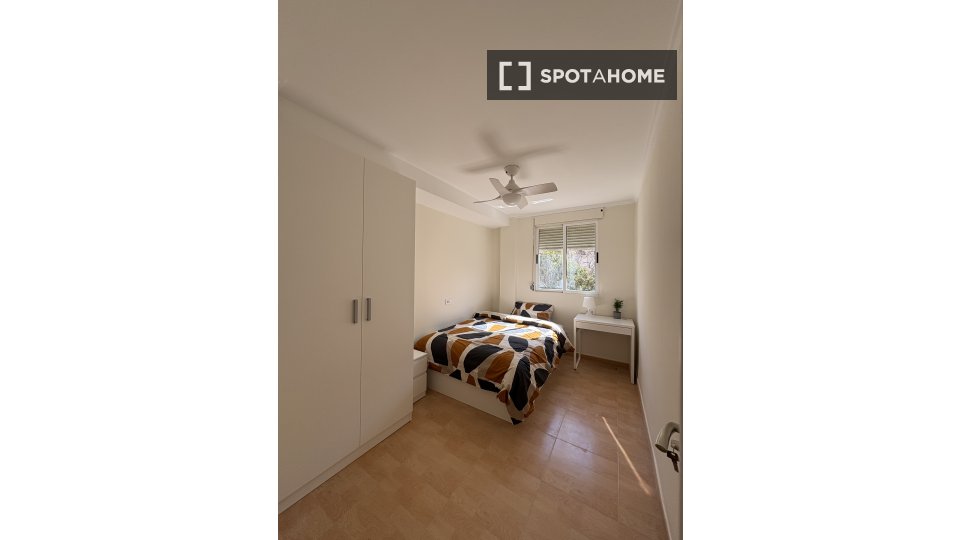 Double room Valencia, 3 beds, 110m² — photo 5