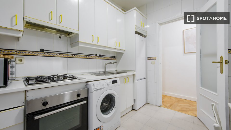 Double room Madrid, 5 beds, 130m² — photo 6