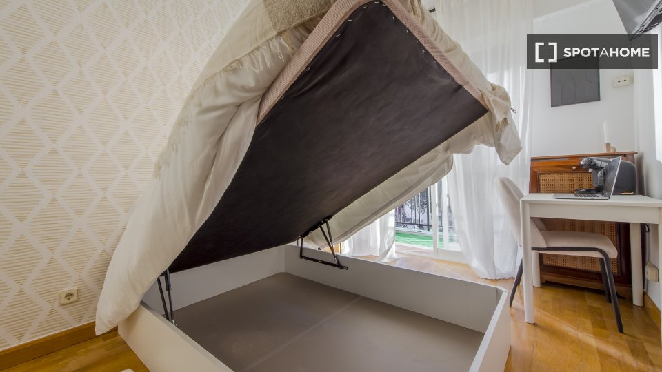 Double room Madrid, 5 beds, 145m² — photo 10