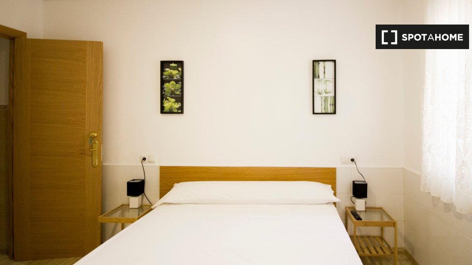 Double room Valencia, 3 beds, 75m² — photo 1