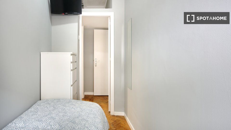Double room Lisbon, 6 beds — photo 15