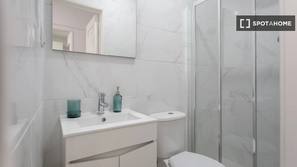 Double room Lisbon, 5 beds — photo 18