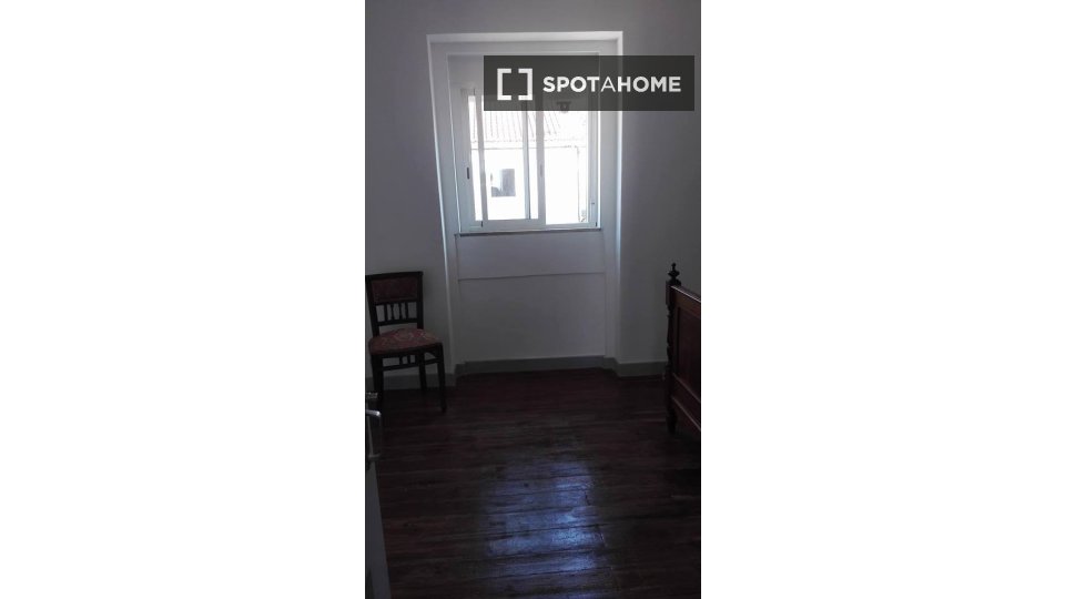 Double room Coimbra, 3 beds — photo 1
