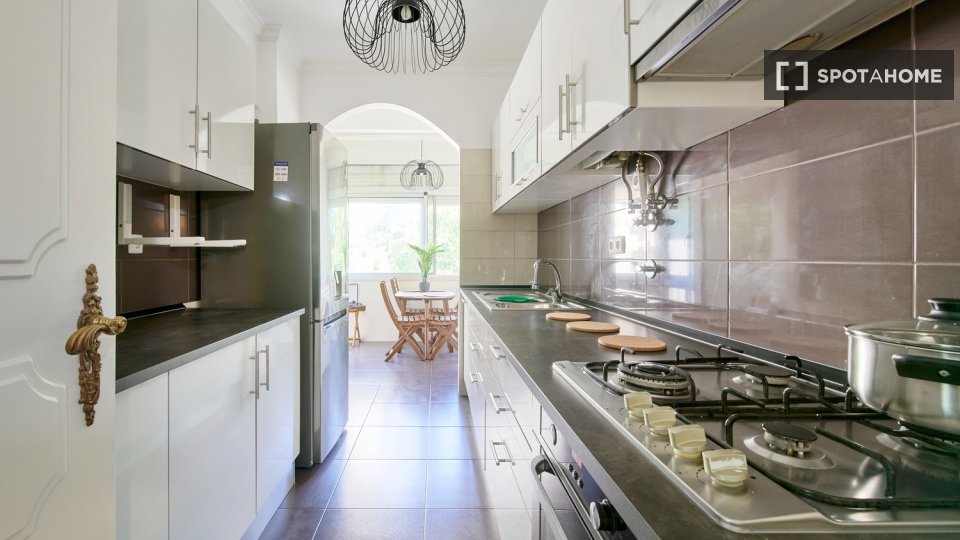 Double room Lisbon, 5 beds — photo 40