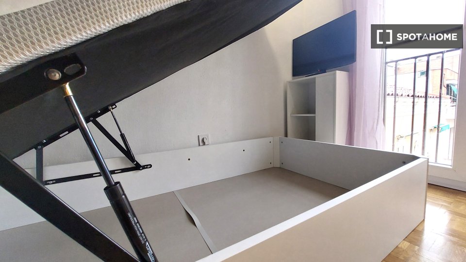 Double room Madrid, 4 beds, 61m² — photo 9