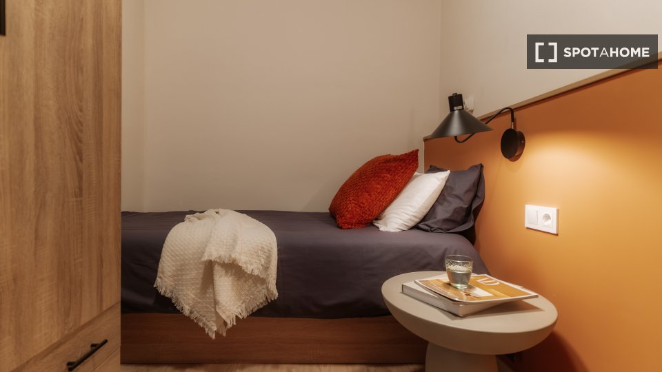 Double room Barcelona, 3 beds, 90m² — photo 12