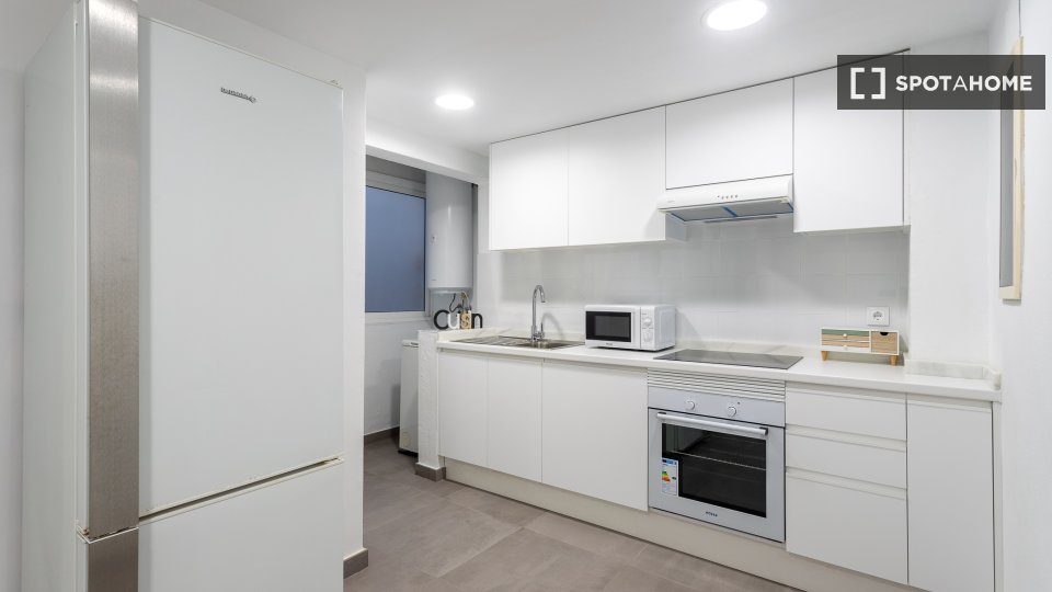 Appartamento con 4 camere da letto in affitto a En Corts, Valencia - à Valence