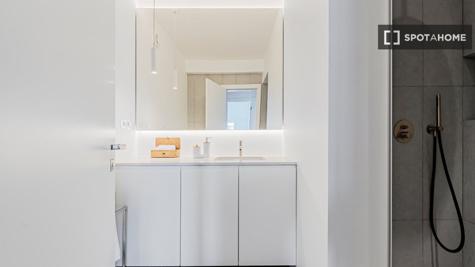 Apartment Lisbon, 2 beds, 74m² — photo 2