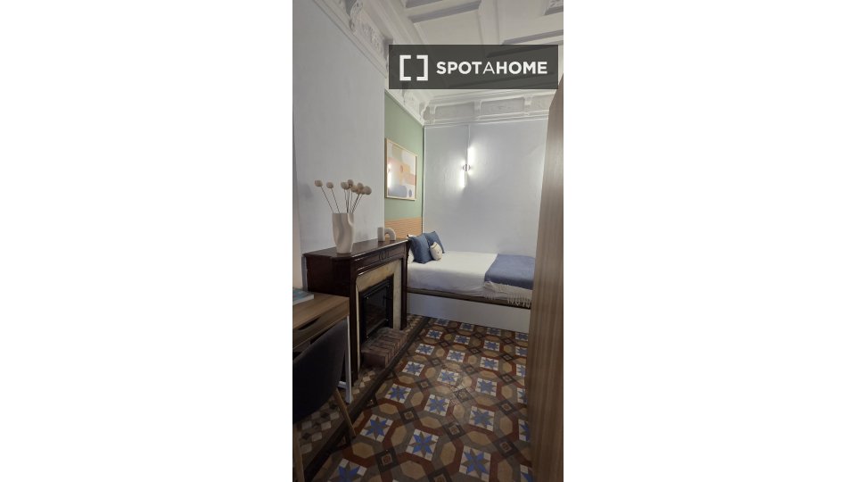 Double room Barcelona, 10 beds, 210m² — photo 2