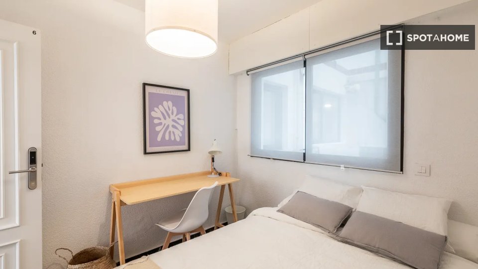 Stanza in un appartamento condiviso con 7 camere da letto in affitto a Valencia - a Valencia