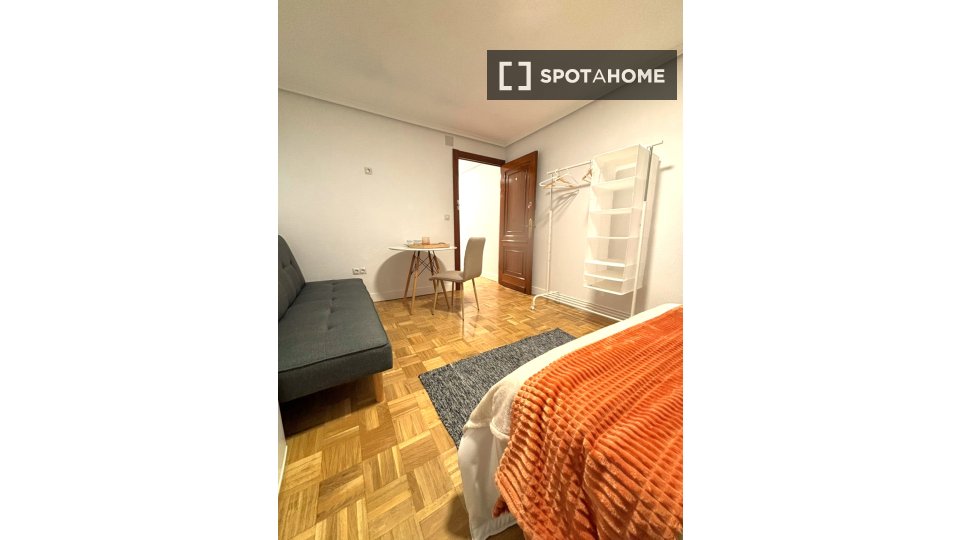 Double room Madrid, 8 beds, 170m² — photo 4