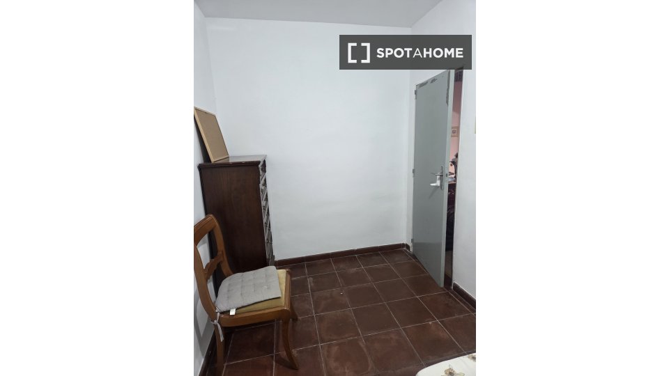 Habitación en piso compartido en alquiler en San Cristóbal, Madrid.