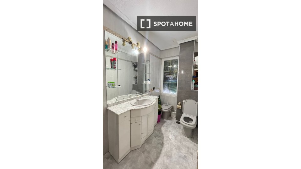 Double room Madrid, 3 beds, 80m² — photo 2