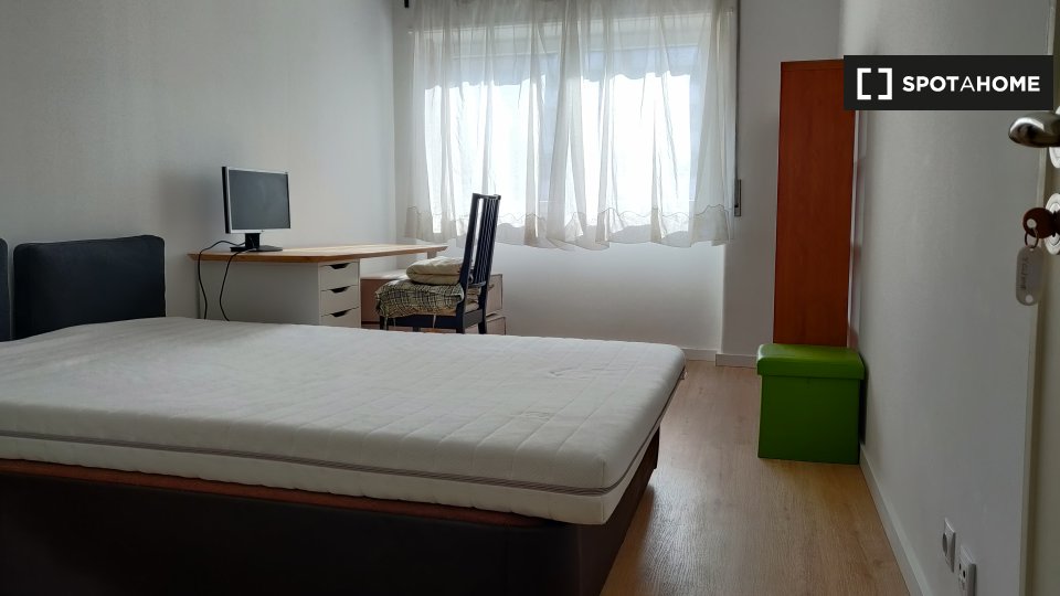 Double room Lisbon, 3 beds, 85m² — photo 1