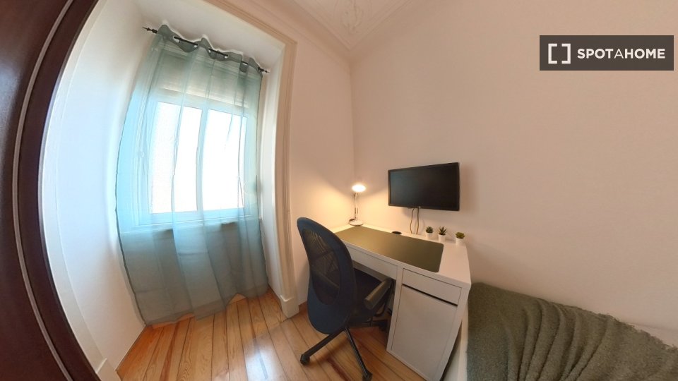 Double room Lisbon, 3 beds, 80m² — photo 12