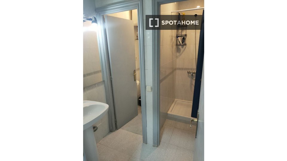 Double room Madrid, 2 beds — photo 16