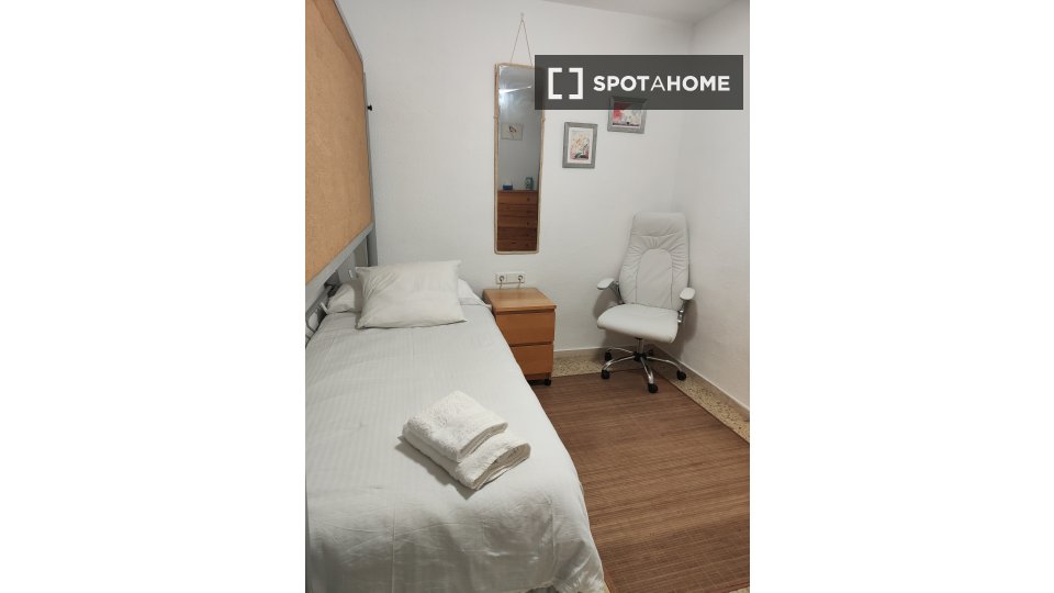 Double room Cadiz, 3 beds — photo 20