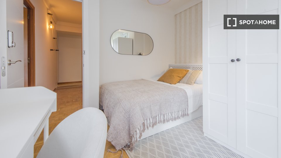 Double room Madrid, 5 beds, 125m² — photo 12