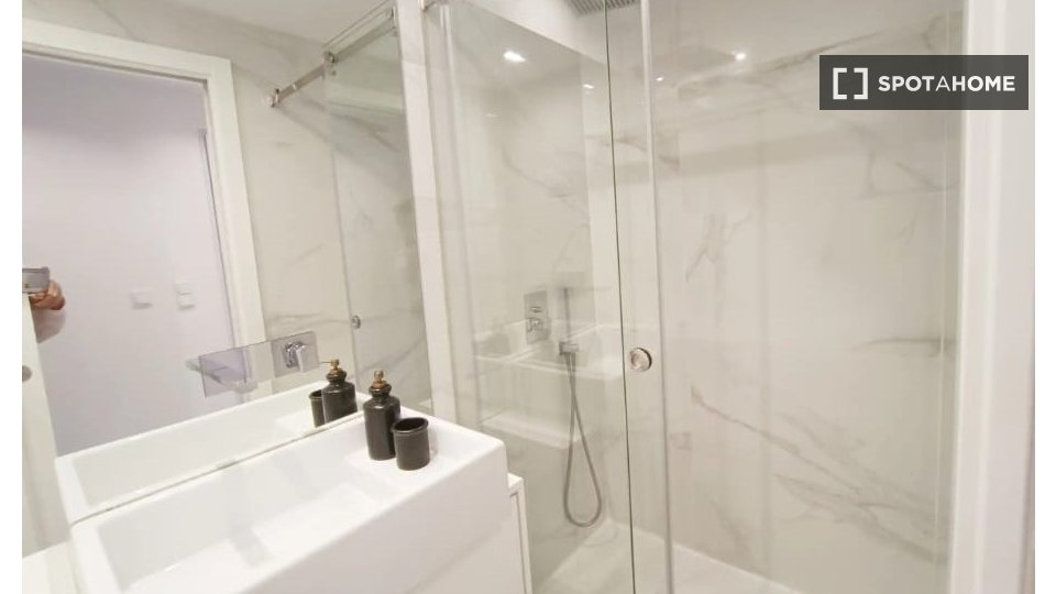 Apartment Lisbon, 2 beds, 70m² — photo 4
