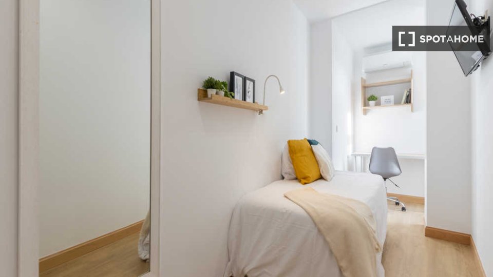 Double room Madrid, 3 beds — photo 36