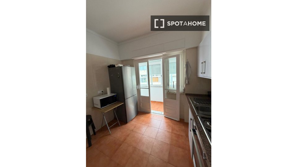 Double room Lisbon, 2 beds — photo 13