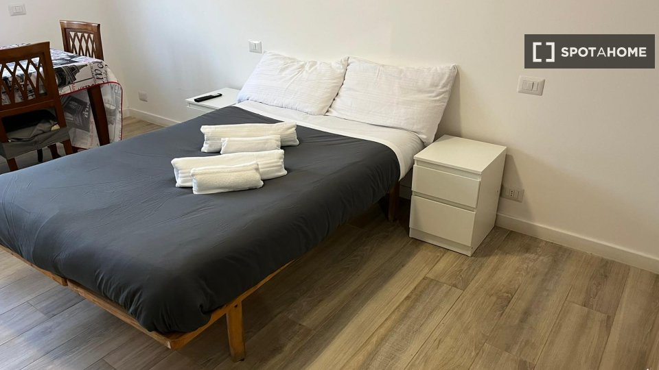 Double room Rome, 3 beds, 90m² — photo 1