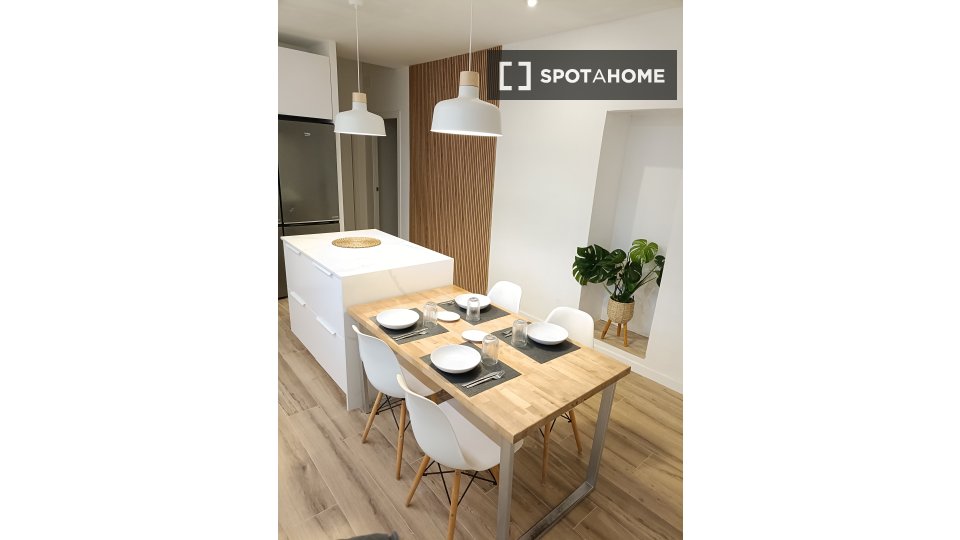 Double room Valencia, 1 bed, 155m² — photo 11